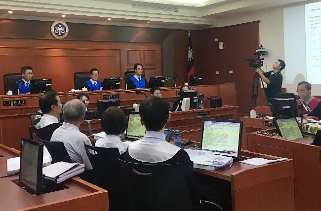 總統特赦不代表無罪　蘇炳坤盼再審（1）男子蘇炳坤31年前被控搶銀樓遭判刑定讞，於2000年獲總統赦免罪刑，經聲請冤獄賠償敗訴定讞，向高等法院聲請再審。高院28日開庭，本件因具有歷史意義以及教育價值，所以例外准許媒體在法庭活動正式開始前，進入主法庭拍攝，共同為歷史做見證，為司法留記憶。中央社記者劉世怡攝　106年8月28日