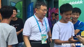 野生捕獲柯文哲小巨蛋旁與民眾合影/交通警察大隊慰勞 盧冠妃攝