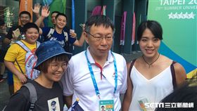 野生捕獲柯文哲小巨蛋旁與民眾合影/交通警察大隊慰勞 盧冠妃攝