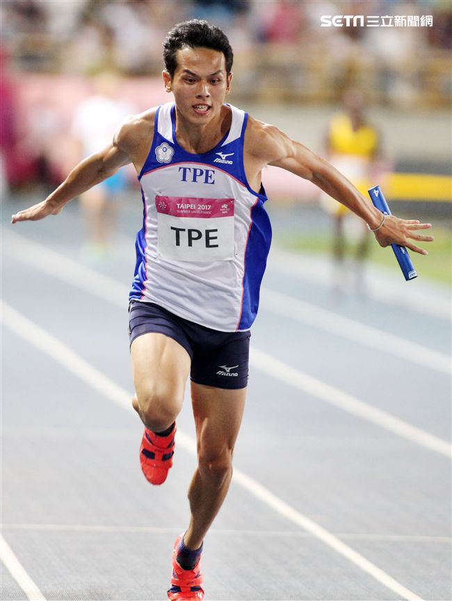 世大運男子400公尺接力 第四棒陳家薰做最後衝刺。（記者邱榮吉/攝影）