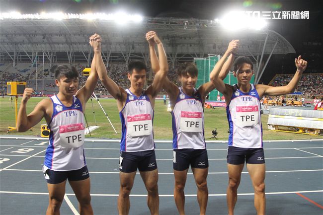 世大運男子400公尺接力第１棒開路先鋒是魏溢慶、第2棒是楊俊瀚，3棒是鄭博宇，最後一棒陳家薰，跑出39.06獲銅牌。（記者邱榮吉/攝影）