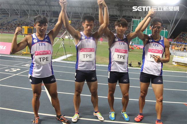 世大運男子400公尺接力第１棒開路先鋒是魏溢慶、第2棒是楊俊瀚，3棒是鄭博宇，最後一棒陳家薰，跑出39.06獲銅牌。（記者邱榮吉/攝影）