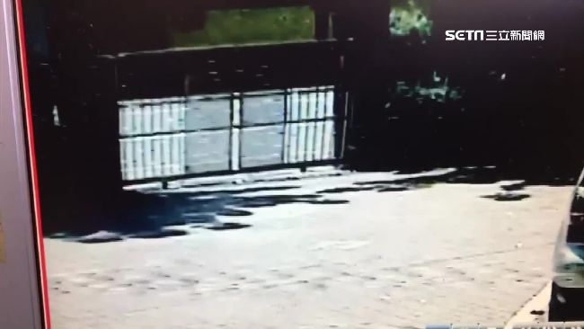 好兄弟搶食普渡？鐵門竟自翻就像撞壞