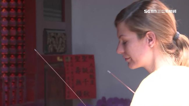 擲筊問真愛！羅國金牌美女台灣拜月老