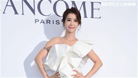 李佳穎亮麗出席彩妝發表會示範水嫩妝容