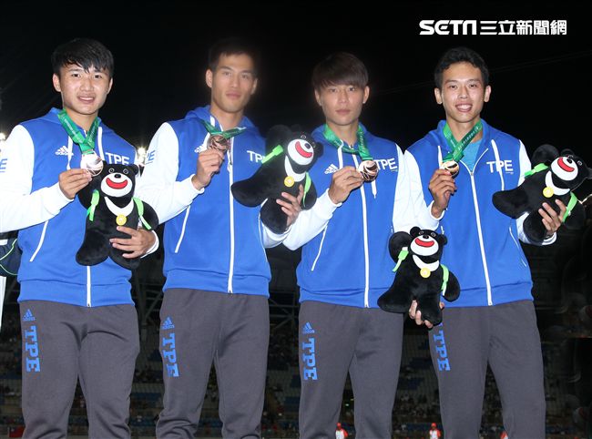 男子四百接力銅牌頒獎（記者邱榮吉/攝影）