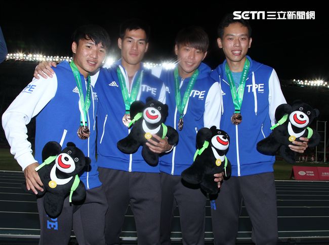 男子四百接力銅牌頒獎（記者邱榮吉/攝影）