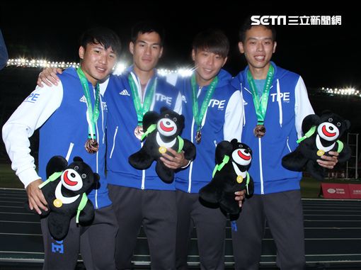 男子四百接力銅牌頒獎(記者邱榮吉攝影)_