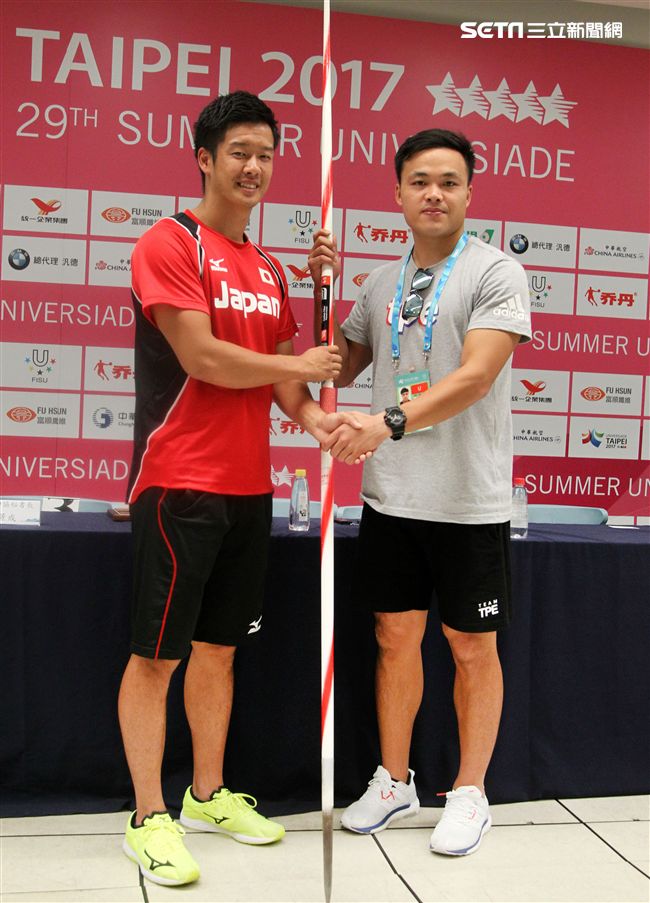 日本標槍選手小椋健司Ogura. Kenji.（左）將標槍贈送給鄭兆村（右）。（記者邱榮吉/攝影）