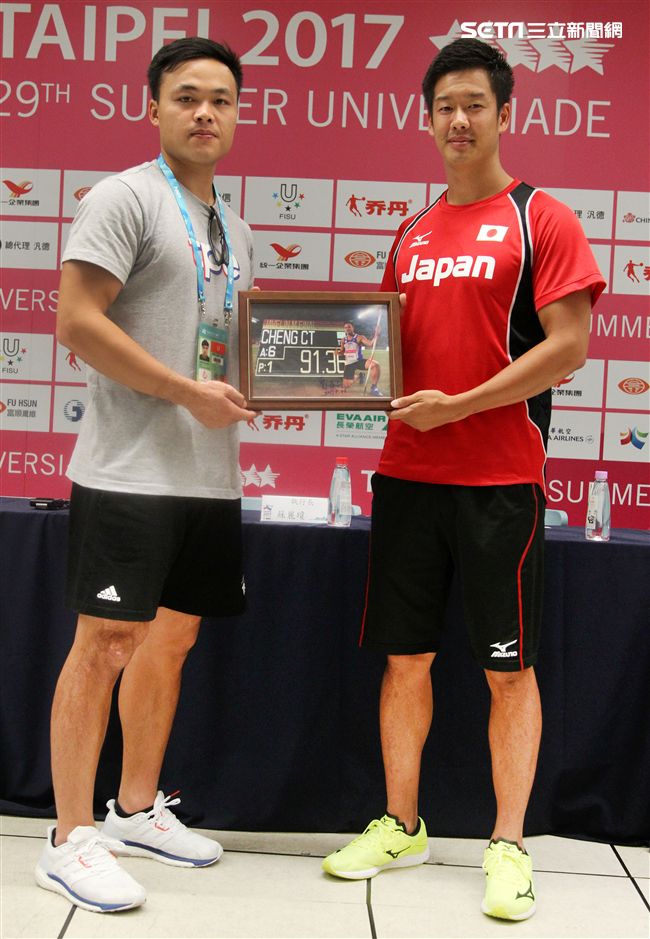 台灣標槍選手鄭兆村回贈自己破亞洲紀錄的照片給日本標槍選手小椋健司Ogura. Kenji.。（記者邱榮吉/攝影）