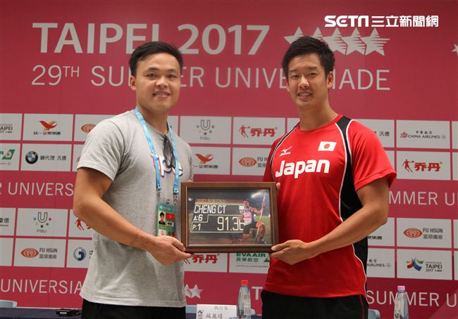 台灣標槍選手鄭兆村回贈自己破亞洲紀錄的照片給日本標槍選手小椋健司Ogura. Kenji.。（記者邱榮吉/攝影）
