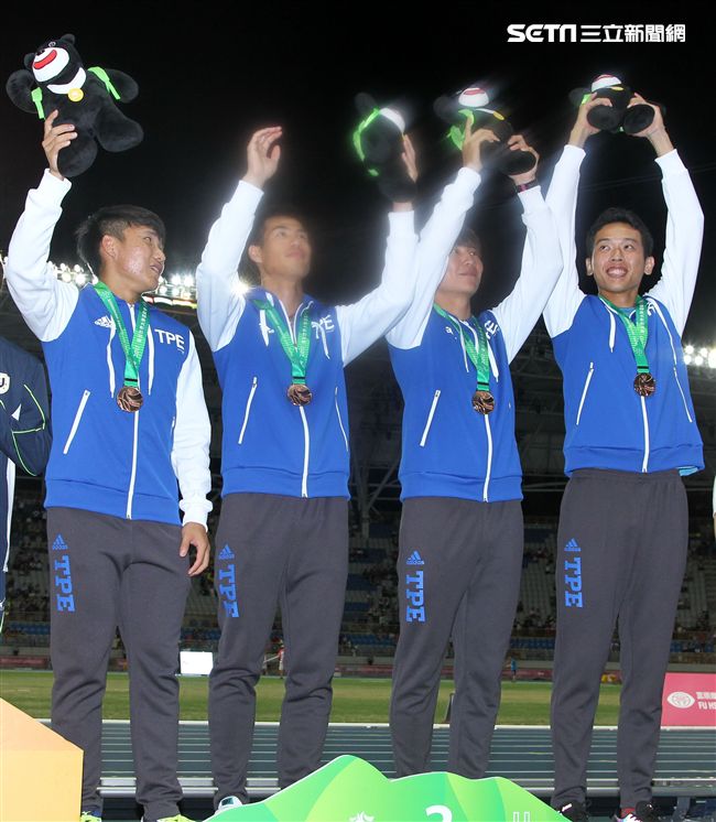 男子四百接力銅牌頒獎。（記者邱榮吉/攝影）