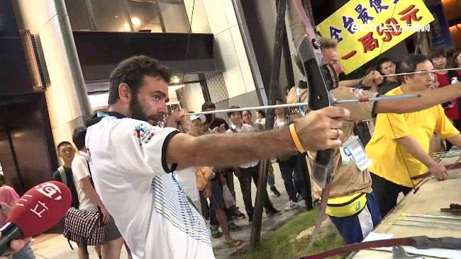 挑戰夜市射氣球！外國選手成績...