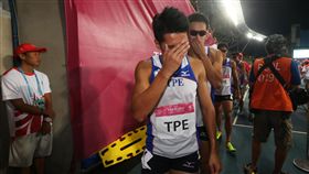 中華世大運田徑1600公尺接力遭取消資格台北世大運田徑項目28日在台北田徑場舉行，中華隊晚間在4x400公尺接力決賽中跑出3分08秒56的成績無緣獎牌。第一棒跑者王偉旭（前）第一時間獲知成績時，難掩失望。中央社記者吳家昇攝　106年8月28日