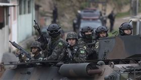 裝甲車軍隊。（圖／美聯社／達志影像）