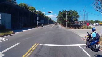 騎士停紅燈滑手機　起步照滑結果摔慘