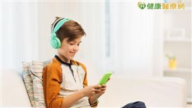 打電動過暑假　小心藍光傷眼不可逆