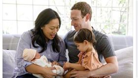 馬克祖克伯在臉書上公開一家四口照片慶祝次女誕生。
（圖／翻攝自Mark Zuckerberg臉書）
https://www.facebook.com/zuck?lst=100001791349235%3A4%3A1503972522
臉書,祖克柏,Mark Zuckerberg,二女兒,奧古斯特,August,寫信