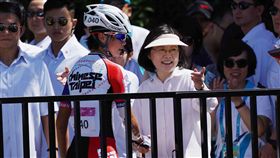 世大運滑輪溜冰馬拉松　蔡總統祝賀楊合貞2017台北世界大學運動會26日在台北市仁愛路段進行滑輪溜冰女子組馬拉松競賽，由中華隊選手楊合貞（前左）、李孟竹合作包辦前兩名，兩人分別拿下金、銀牌。總統蔡英文（前右）向楊合貞握手致意，恭喜她贏得金牌。中央社記者裴禛攝  106年8月26日