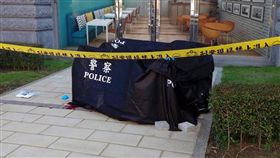 警方在現場拉起封鎖線介入調查。（圖／翻攝畫面）