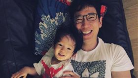 隋棠在臉書發文，形容老公Tony獨自照顧兩個寶貝Max和Lucy讓她很擔心。(翻攝自隋棠臉書)