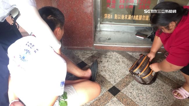 竊賊被逮喊「背癢」　警察傻眼幫忙抓