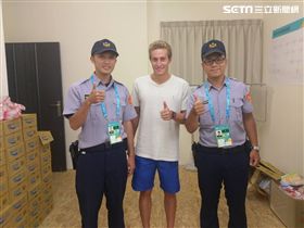 卡里尼事後與員警開心合照。（圖／翻攝畫面）