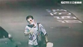 林嫌飛車搶奪婦人包包，犯案過程極度小心，卻因一雙螢光慢跑鞋露餡，警方循線前往逮人時，林嫌正與女友歡度情人節，令他一臉尷尬就逮，訊後依搶奪、毒品及竊盜等罪送辦（翻攝畫面）