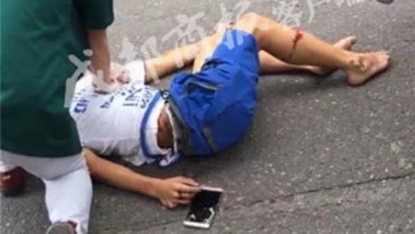 花瓣散滿地…男七夕拿花送女友自撞亡