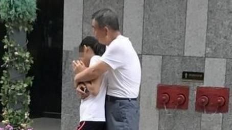 變態翁熊抱孫女…她只好護胸拼命掙脫