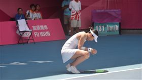 世大運網球女單　李亞軒高溫苦戰奪銀（2）台北世大運網球女單金牌戰29日在烈日高溫下登場，22 歲台灣好手李亞軒（前中），在酷暑中與泰國對手激戰3小時40分鐘，最後以1比2屈居銀牌。圖為李亞軒一度在場中蹲下身休息。中央社記者孫仲達攝　106年8月29日