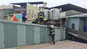 工人屋頂洗水塔昏倒　發現時無生命徵象台中一名工人29日上午到一處民宅頂樓洗水塔，不知何故昏倒在水塔旁，台中市消防局獲報前往，到場時工人已無生命跡象，送醫急救仍不治。（台中市消防局提供）中央社記者蘇木春傳真　106年8月29日