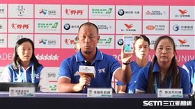世大運網球總教練李春秋帶領全體隊員召開記者會。（圖／記者王怡翔攝）