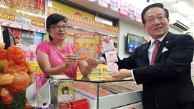 錢幣招財術  1個月內招到600萬頭獎要怎麼做才能招到刮刮樂頭獎？彩券行分享錢幣招財術，彩迷不妨試試看。中央社記者田裕斌攝  106年8月29日