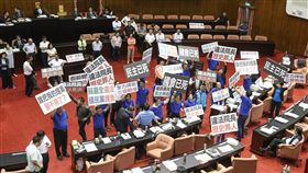 立院協商破局　藍委場內呼口號（1）立法院院會28日處理前瞻基礎建設特別預算案，因藍綠兩度溝通及立法院長蘇嘉全召集協商後皆破局，院長蘇嘉全晚間回到主席台上，先處理民進黨團提案，預算歲出部分，依款、項及提案次序處理，因國民黨團有異議，隨即進行表決，國民黨籍立委則高舉標語呼口號表達不滿。中央社記者謝佳璋攝　106年8月28日