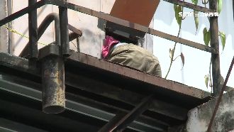 糊塗媽忘帶鑰匙！男童爬洞開門卻卡住