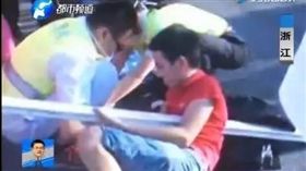 大陸,浙江,騎士,護欄,鋼管刺穿胸膛（圖／翻攝自新浪網）