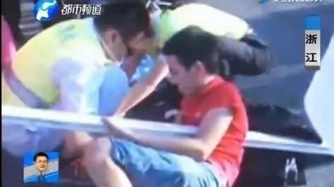 騎士恍神撞護欄　當場遭鋼管刺穿胸膛