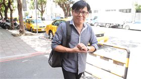 冤獄5628天　徐自強求償2814萬原本為死囚，最終獲無罪定讞的徐自強（圖），以被關5628天聲請刑事補償新台幣2814萬元。他感嘆不能陪伴兒子成長，並說入獄16年「生不如死」，所受的苦沒人能夠了解。高院29日開庭訊問，傳喚徐自強及他的律師等人到庭陳述。中央社記者謝佳璋攝　106年8月29日