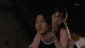 《最強送餐員》蔡秀彬喝醉耍酒瘋　傲嬌狂盧「跟我交往啦」
圖／翻攝自DramaKBS YouTube
https://www.youtube.com/watch?v=t7oqfRWHGXQ