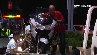 警騎重機追改裝車　遭搶黃燈轎車撞飛