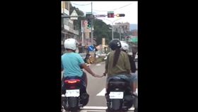 騎士等紅燈跳舞傳情。（圖／翻攝自加藤軍台灣粉絲團 2.0臉書）