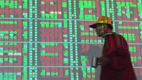 台股站上萬點65天（2）台股自5月23日以來站上萬點後，至今已是第65個交易日停留在萬點之上，根據台灣證券交易所統計，可望追平1990年1月11日至4月6日所創下的史上最長紀錄。圖為22日投資人在盤面觀看盤市。中央社記者董俊志攝　106年8月22日