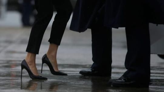 穿細高跟鞋勘災　美第一夫人狂被酸