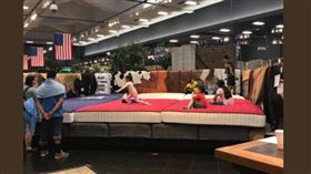 麥克英格維爾（Jim McIngvale）透過畫廊家具臉書專頁發表聲明，兩家分店地點已經開放，收容任何有需要的人。
透過推特帳號「床墊麥克」發表民眾前來店裡暫宿的照片。（圖／翻攝自Mattress Mack推特）休士頓,洪災,麥克英格維爾,Jim McIngvale,床墊麥克,Mattress Mack,店面,收留
https://twitter.com/mattressmack