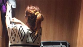 C女收拾行李被警方帶回偵訊。（圖／翻攝畫面）