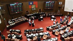 立院處理前瞻預算案　藍提復議拖時間立法院院會29日繼續處理前瞻基礎建設特別預算案，延續不斷電表決戰。由於中國國民黨立法院黨團對每個提案都提復議，導致一條提案都要歷經8次表決才能通過。中央社記者張皓安攝　106年8月29日