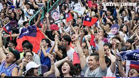 0826世大運女籃中華隊、澳洲，觀眾熱情拿國旗加油　圖／記者林敬旻攝