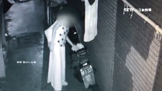 機車坐墊沒鎖　女子順手翻開「挖寶」