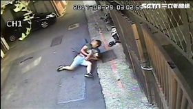 陳男在涼州街兜售毒咖啡包時，遭遇前來支援的李姓警員，他趕緊轉身拔腿狂奔，雙方發生激烈扭打，遭到李員袈裟技壓制在地，訊後依毒品罪送辦。（翻攝畫面）